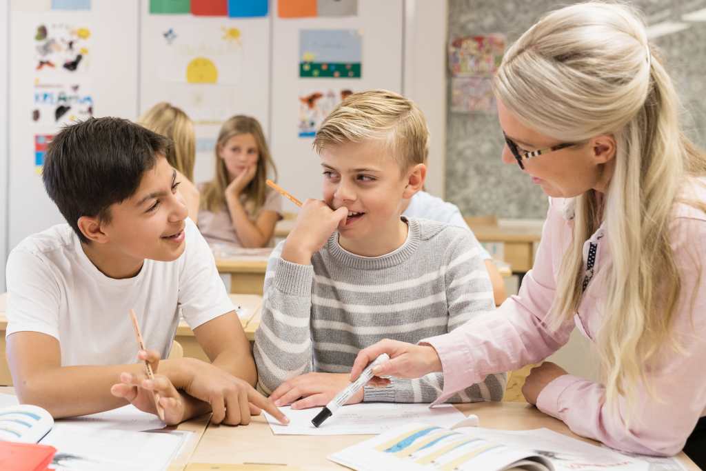Lærer og elever i et klasserom.